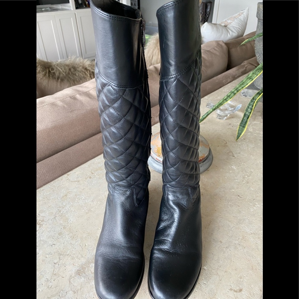 VINCE CAMUTO BLACK QUILTED LOOK BOOTS 8